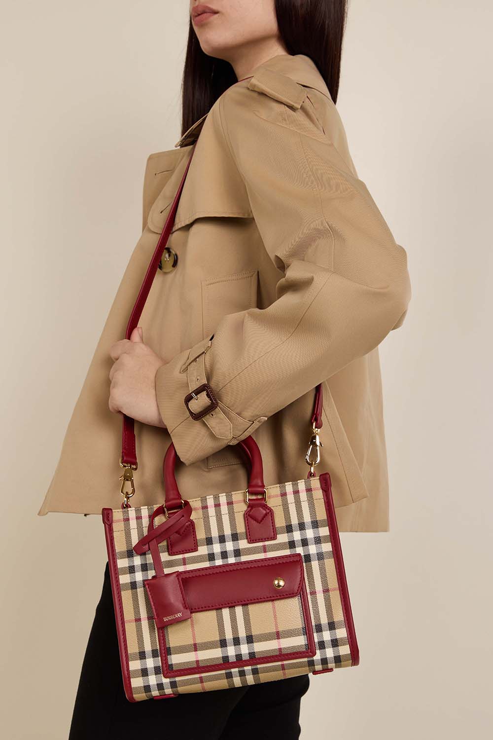 תמונת כל הלוק של תיק פרייה מיני